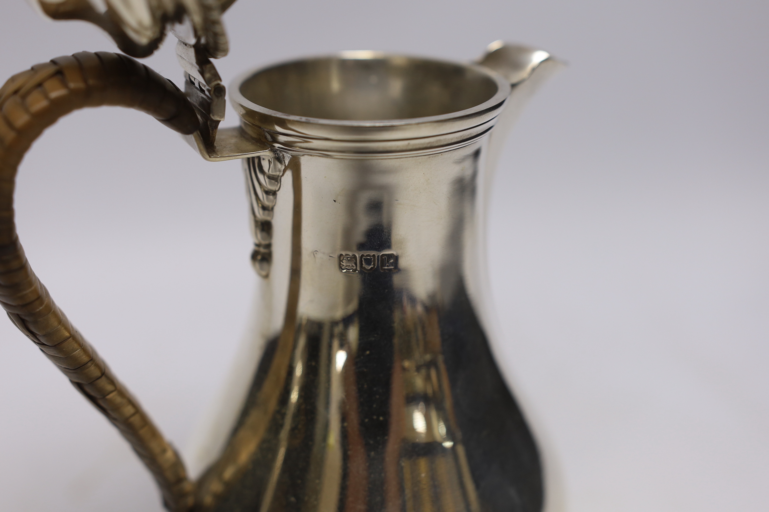 An Edwardian silver baluster hot water pot, London, 1905, height 21cm, gross weight 14.7oz.